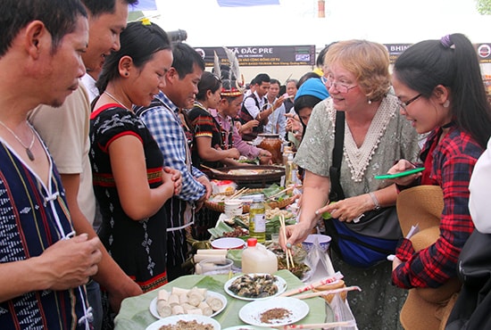 Cần có chính sách thu hút đầu tư để phát triển miền núi. Trong ảnh: Du khách thưởn thức ẩm thực vùng cao thông qua tour du lịch “Hương sắc Cơ Tu”.