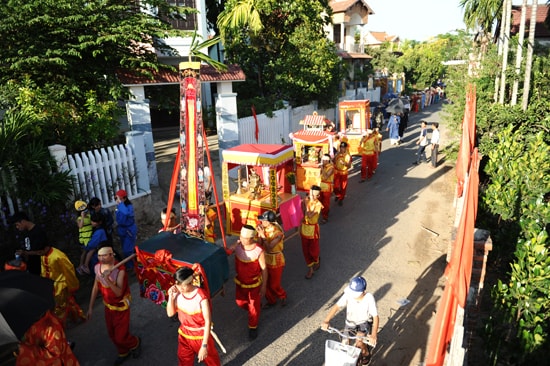 Lễ Nghinh kiệu rước tổ về lăng tế lễ. Ảnh Minh Hải