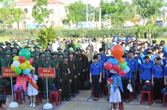 Các đợt tuyển quân trước đây, thanh niên huyện Phú Ninh luôn hăng hái lên đường. Ảnh: X.NGHĨA