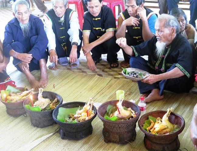 Người Co làm lễ cũng trời đất ban cho vụ mùa thuận lợi, làng xóm yên bình trong ngày hội “lấp lỗ chân trâu”.