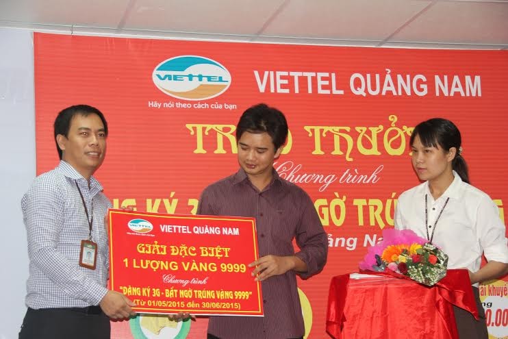 Đại diện Chi nhánh Viettel Quảng Nam trao giải đặc biệt cho khách hàng trúng thưởng.