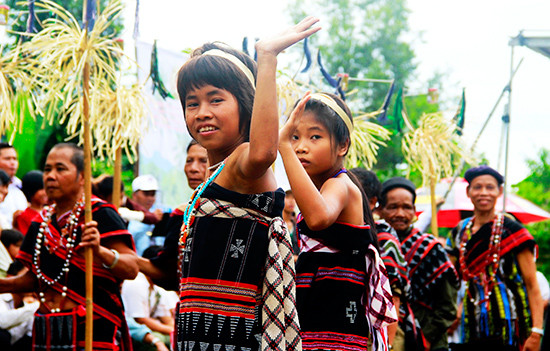 Trẻ em Cơ Tu làng Bhơ Hôồng 1 (xã Sông Kôn, Đông Giang) trong lễ hội văn hóa truyền thống của làng.                   Ảnh: T.CÔNG