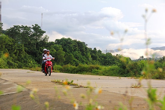 Đông Giang chú trọng xây dựng mạng lưới giao thông tạo tiền đề cho sự phát triển.              Ảnh: N.DƯƠNG