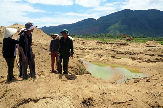 Những hố sâu để lại tại vùng khai thác. Ảnh: TRIÊU NHAN