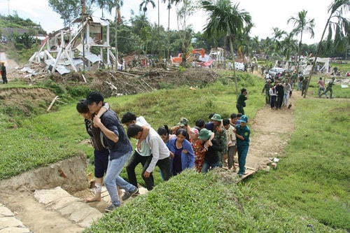 Diễn tập sơ tán dân trong vùng động đất Bắc Trà My.Ảnh: T.NGUYỄN