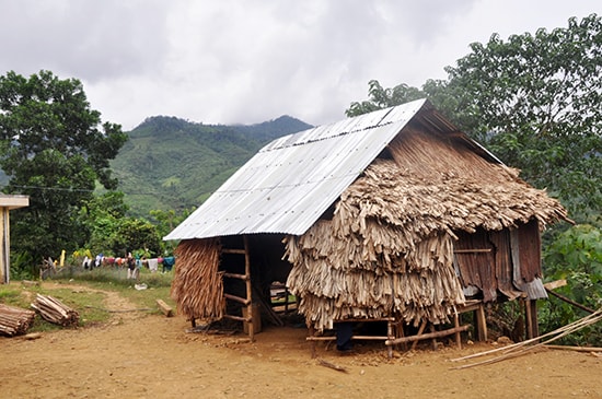 Người nghèo trong vùng thường xuyên bị thiên tai bão lụt được hưởng chính sách hỗ trợ xây nhà phòng tránh thiên tai.