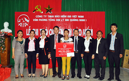 Đại diện gia đình khách hàng nhận quyền lợi bảo hiểm từ AIA Việt Nam.