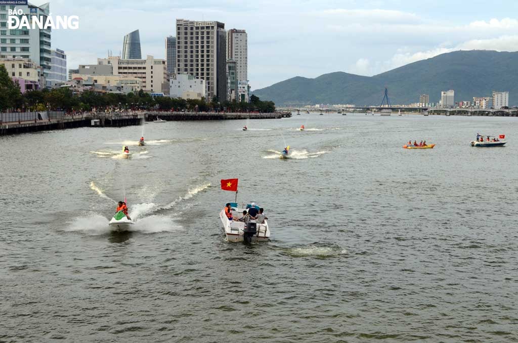 Nối đuôi nhau, tung bọt trắng xóa.