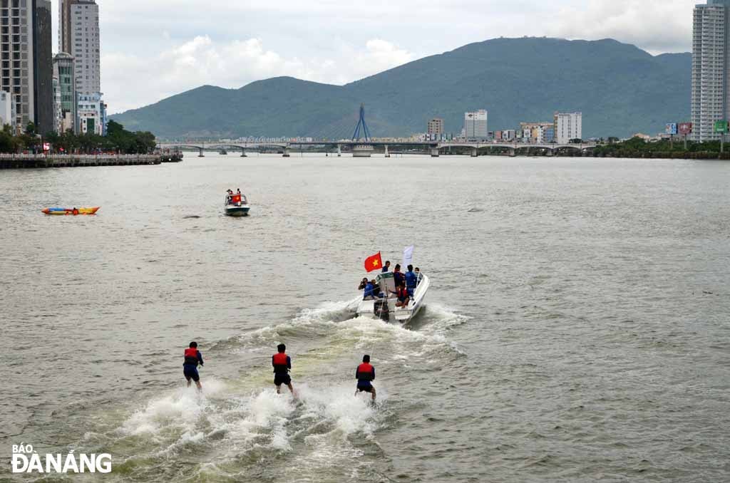 Những màn lướt ván ba...