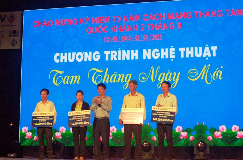 Ngân hàng BIDV chi nhánh Quảng Nam tặng biểu trưng hỗ trợ xây dựng nhà tình nghĩa. Ảnh: V.A