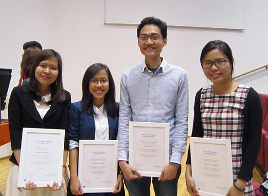 Lê Mai Thanh Thảo (bìa trái) nhận học bổng du học thạc sĩ ở Na Uy. (Ảnh do gia đình cung cấp)