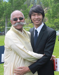 Lê Mai Thanh Đức (phải) và giáo sư Ravi ở Trường Thế giới liên kết Hoa Kỳ.