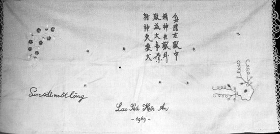 Tấm khăn thêu bài thơ Nhật ký trong tù của Bác Hồ do chị em trong nhà tù chính trị Hội An thêu năm 1969.