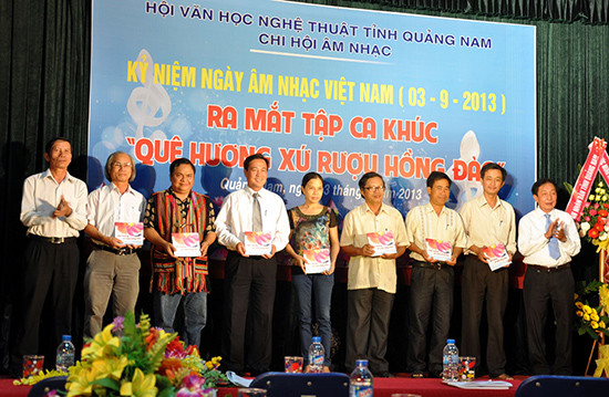  Giao lưu âm nhạc, một trong những hình thức góp phần đưa ca khúc xứ Quảng đến với công chúng cả nước.