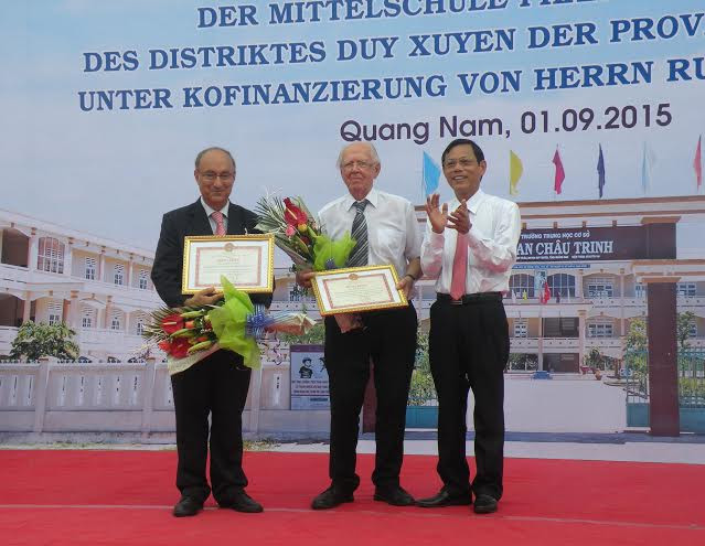 Phó Chủ tịch UBND tỉnh Nguyễn Chín tặng bằng khen cho ông Rudolf Walther và ông Kambiz Ghawami.