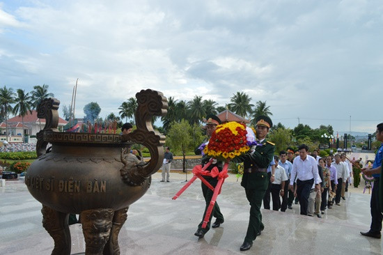 Đại diện lãnh đạo thị xã đã đến viếng hương tại Nghĩa trang liệt sỹ Điện Bàn