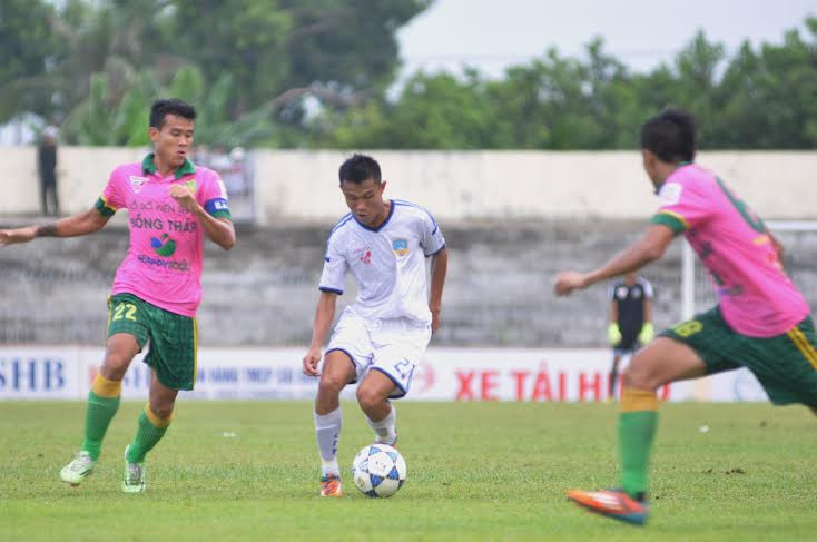 Thanh Hưng ghi bàn thắng quyết định giúp QNK Quảng Nam giành chiến thắng nghẹt thở trên sân Thanh Hóa.