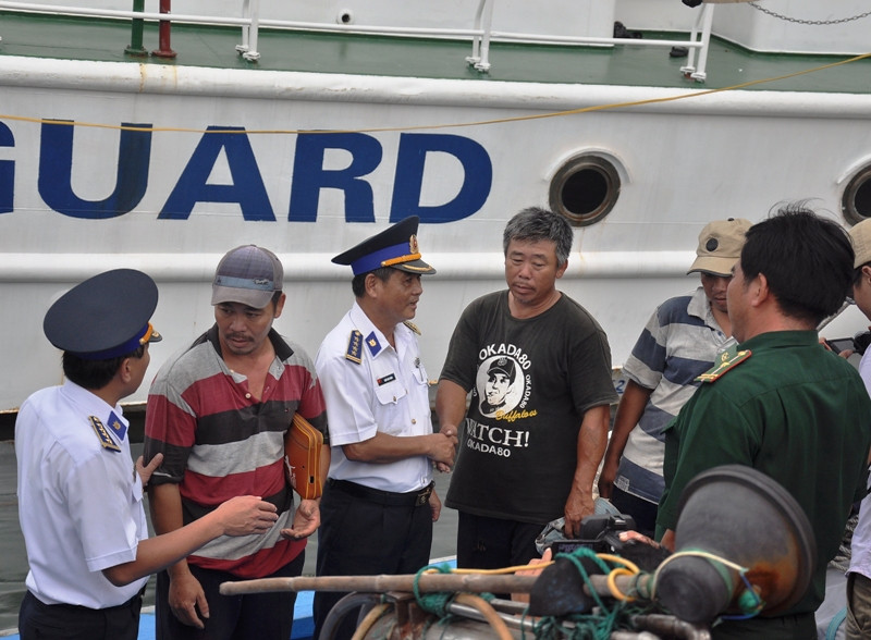 Các lãnh đạo Bộ Tư lệnh Vùng Cảnh sát biển 2 xuống tàu thăm hỏi, động viên các thuyền viên. Ảnh: VINH ANH