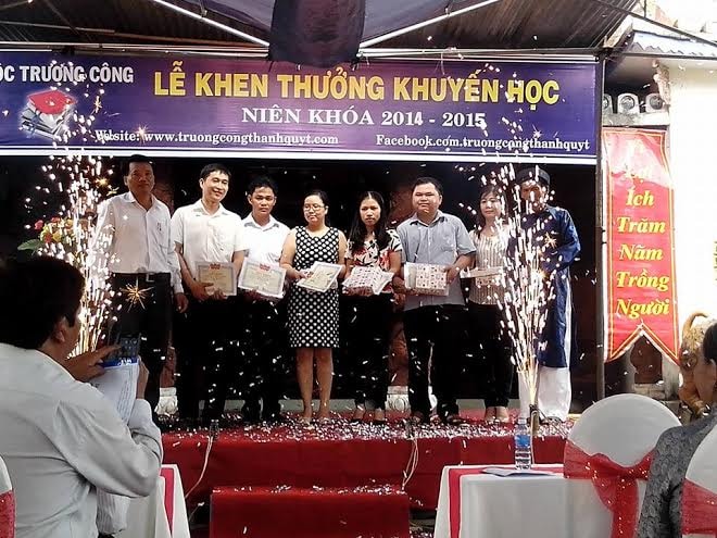 Trao giấy khen cho con cháu có thành tích học tập tốt tại tộc Trương Công, Điện Bàn.