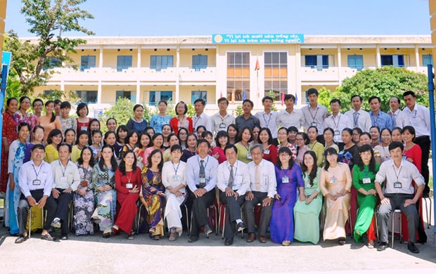 Tập thể cán bộ, giáo viên, nhân viên Trường THPT Nguyễn Thượng Hiền. 