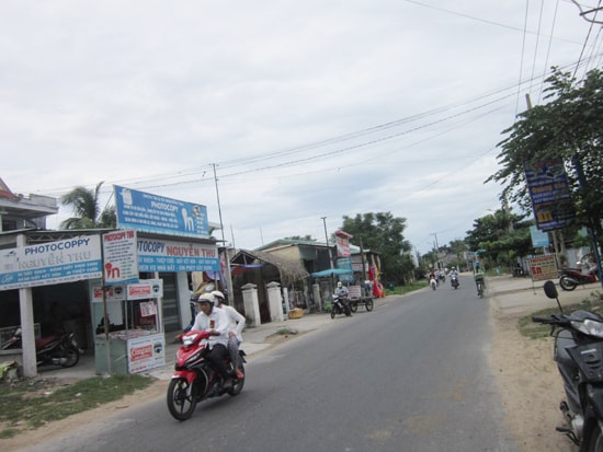 Đường ngang qua ủy ban phường Điện Dương. Muốn nâng cấp thành đường đô thị phải chờ vốn. Ảnh: T.VIỆT