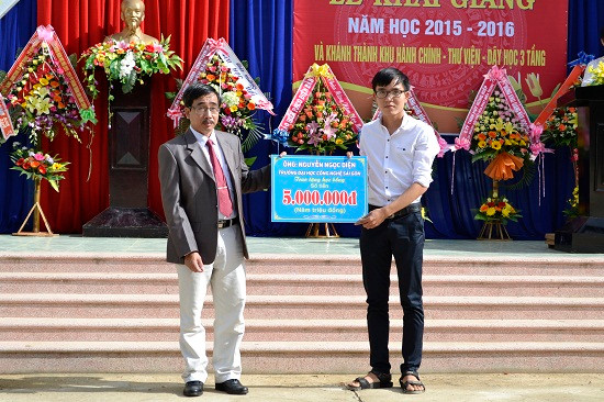 Thầy Hiệu trưởng Phạm Diệu trao học bổng cho em Nguyễn Công Trưng.