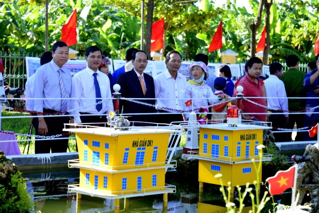 Giới thiệu mô hình biển đảo cho học sinh và phụ huynh tham quan dịp lễ khai giảng. Ảnh: XUÂN KHÁNH