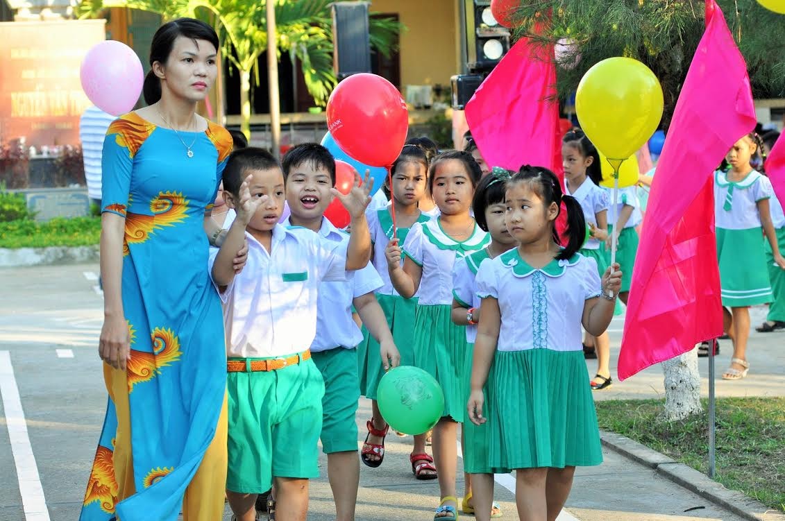 Đón HS sinh lớp 1 vào trường của Trường Tiểu học Nguyễn Văn Trỗi  (TP.Tam Kỳ)