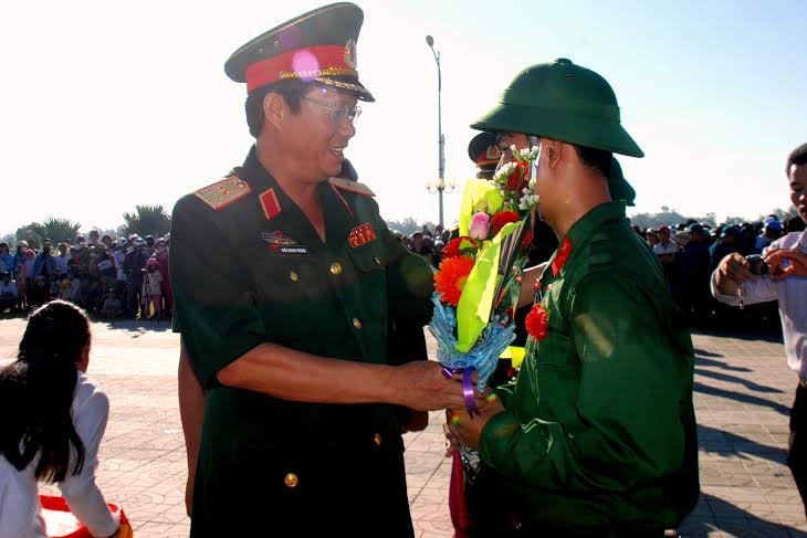 Thiếu tướng Trần Quang Phương - Bí thư Đảng ủy, Chính ủy Quân khu 5 tặng hoa cho các thanh niên nhập ngũ.