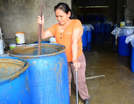 Trên đôi nạng gỗ, người phụ nữ khuyết tật đã vượt lên số phận để làm giàu. Ảnh:  HUYỀN CHI