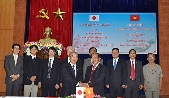 Mr Dinh Van Thu and Mr HouDou Nakamura sign the report of the friendship and cooperative relationship.  