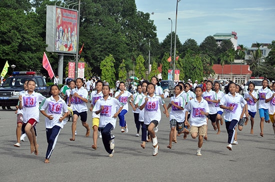 Giải Việt dã truyền thống Báo Quảng Nam luôn có lực lượng VĐV học sinh tham gia đông đảo.               Ảnh: ANH SẮC