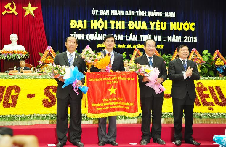 Thừa ủy quyền của Thủ tướng Chính phủ, đồng chí Lại Xuân Môn trao Cờ thi đua dẫn đầu Cụm thi đua duyên hải miền Trung cho cán bộ và nhân dân tỉnh.