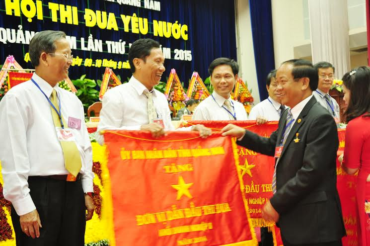 Chủ tịch UBND tỉnh tặng Cờ thi đua của UBND tỉnh cho các tập thể.