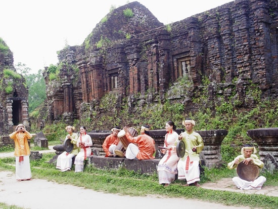 Một tiết mục trình diễn văn hóa dân gian ở Mỹ Sơn. Ảnh: H.N