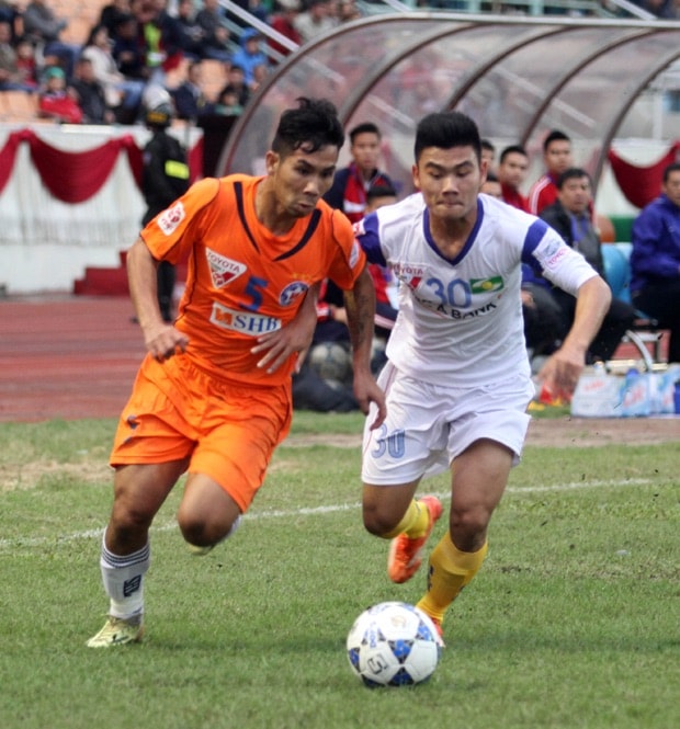 Dù không giành được chiến thắng nhưng trận hòa 1-1 trước đội chủ nhà SLNA (áo trắng) cũng phần nào giúp SHB Đà Nẵng (áo cam) giành lại những tình cảm từ người hâm mộ Đà Nẵng.