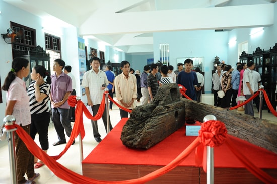 Một phần bánh lái của con tàu chở cổ vật thế kỷ 15 bị đắm ở Cù Lao Chàm. Ảnh Minh Hải