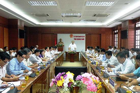 Chủ tịch UBND tỉnh Đinh Văn Thu phát biểu chỉ đạo tại phiên họp vào cuối tuần qua. Ảnh: VĂN SỰ