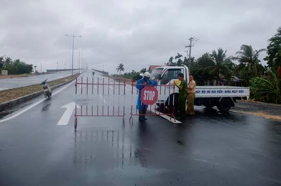 CSGT tiến hành chốt chặn phương tiện tự do lưu thông trên cầu Cửa Đại. Ảnh: MINH HẢI