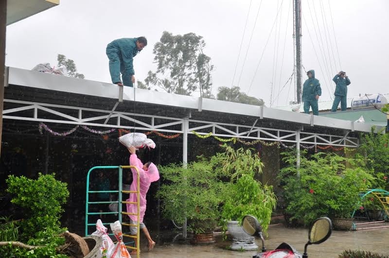 Người dân khẩn trương chống bão. Ảnh: VINH ANH