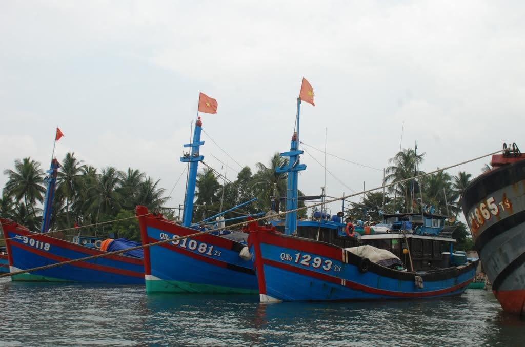 Tàu thuyền của ngư dân Núi Thành vào trú bão. Ảnh: ĐOÀN ĐẠO