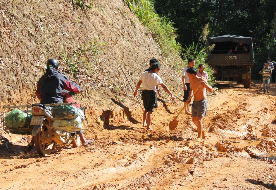 Việc đi lại trên tuyến đường đi 4 xã vùng cao Tây Giang luôn trong tình trạng khó khăn do sạt lở đất mỗi khi mưa lớn kéo dài (Ảnh chụp năm 2014).