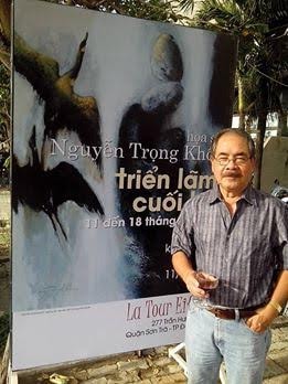 Họa sĩ Nguyễn Trọng Khôi tại “Triển lãm cuối hè”.