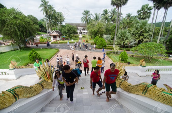 Du khách thăm cố đô Luang Prabang, Lào. (Ảnh: 123rf)