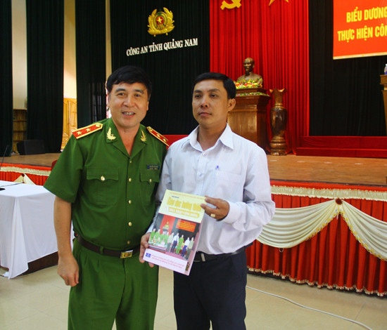 Trung tướng Nguyễn Văn Ninh, Phó Tổng cục trưởng Tổng cục Thi hành án hình sự và hỗ trợ tư pháp chụp hình lưu niệm với Nguyễn Thanh Tuấn. Ảnh: X.NGHĨA