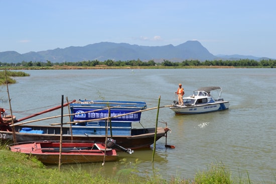 Tổ liên ngành đường thủy nội địa tuần tra trên sông Vĩnh Điện. Ảnh: K.K