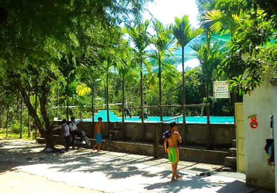 Một bể bơi tự phát tại phường An Sơn (TP.Tam Kỳ) với lượng trẻ nhỏ đến tắm khá đông mỗi ngày.