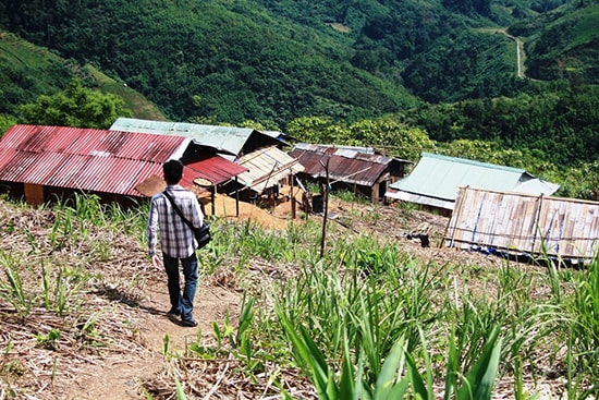 Nơi ở mới của nóc Măng Dí 4. Những ngôi nhà chỉ được dựng tạm bợ, sơ sài, không điện, không nước sinh hoạt.