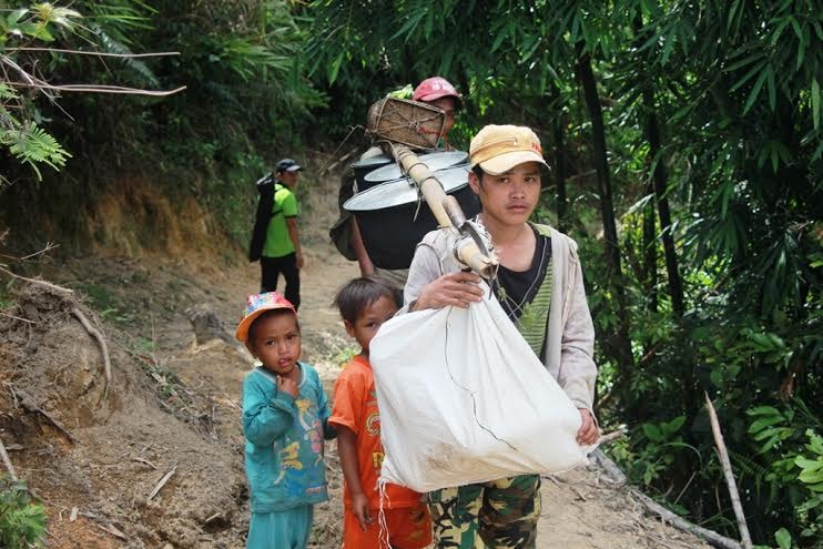 Để đảm bảo kịp thu hoạch trước khi trời đổ mưa giông, người dân trong nóc từ sáng sớm chuẩn bị thức ăn lên nương.