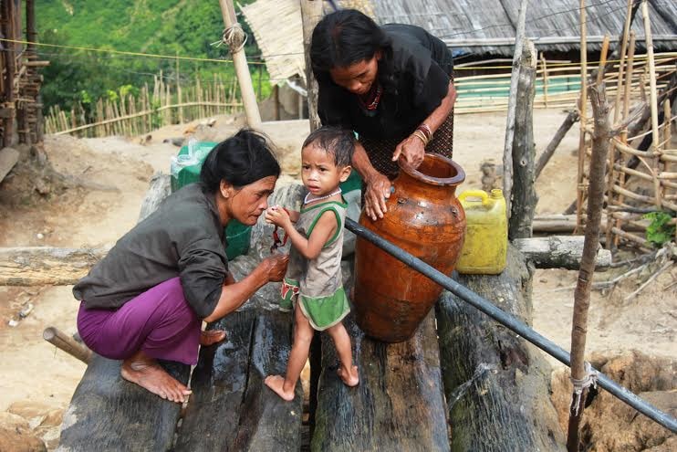 Người già và trẻ em thì được phân công ở nhà lo dọn dẹp, chuẩn bị cơm nước chờ người đi làm đồng về.